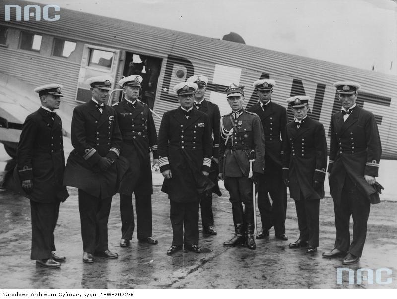 1935 07 Berlin - Powitanie delegacji oficerów polskiej marynarki wojennej na lotnisku Tempelhof. Widoczni, niemiecki oficer marynarki wojennej Leopold Burkner (3 z lewej), komandor Stefan Frankowski (4 z lewej) mjr Władysław Steblik (4 z prawej).  (zbiory NAC)