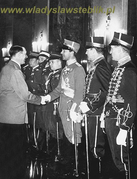 1939 01 31 - Kancelaria Rzeszy - Hitler gratuluje Gustawowi Adolfowi Bernadotte następcy tronu Swecji. Po prawej stronie księcia stoi mjr W Steblik. Za nim reprezentacja Polski na Międzynarodowe Zawody Hippiczne w Berlinie