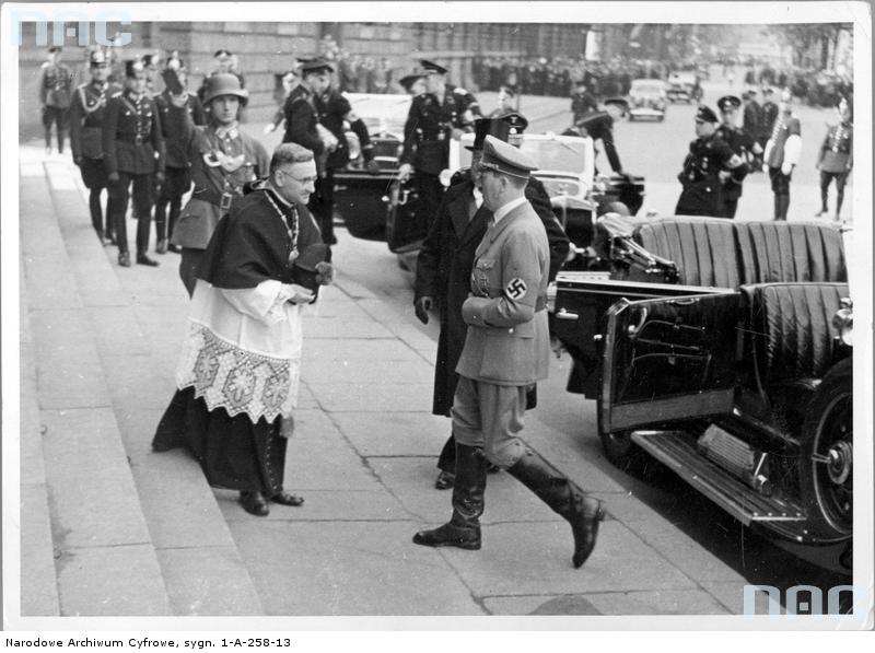 1935 05 18 Berlin, Hitler udaje się na nabożeństwo żałobne J Piłsudskiego, do kościoła św. Jadwigi. (zbiory NAC)