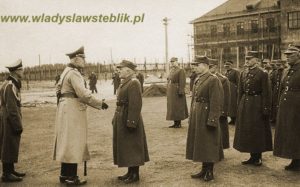 Apel w Murnau, płk Frey podaje rękę gen. Piskorowi, za Piskorem stoi mjr W Steblik.